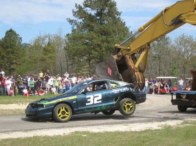 How to destroy a racing car (30 photos)