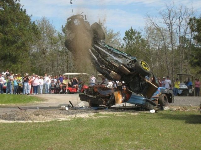 How to destroy a racing car (30 photos)