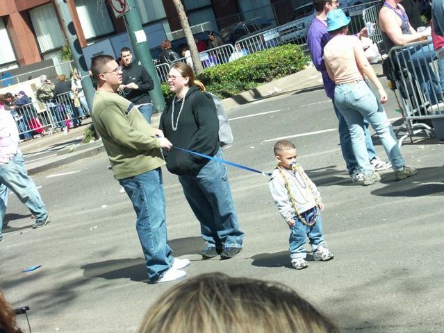 Lesson for parents. Children on a leash (35 pics)