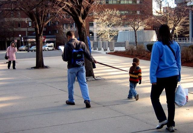 Lesson for parents. Children on a leash (35 pics)