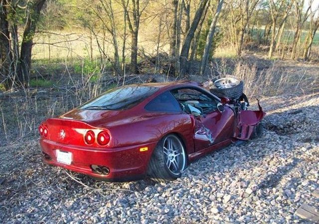 Another wrecked exotic car (8 pics)