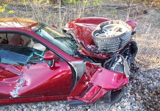Another wrecked exotic car (8 pics)