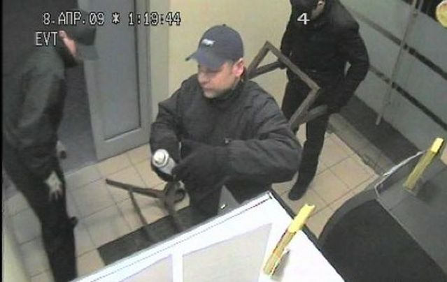 ATM stealing (4 photos)