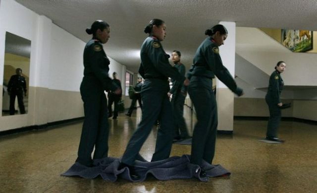 Girls in military school of Colombia (13 pics)