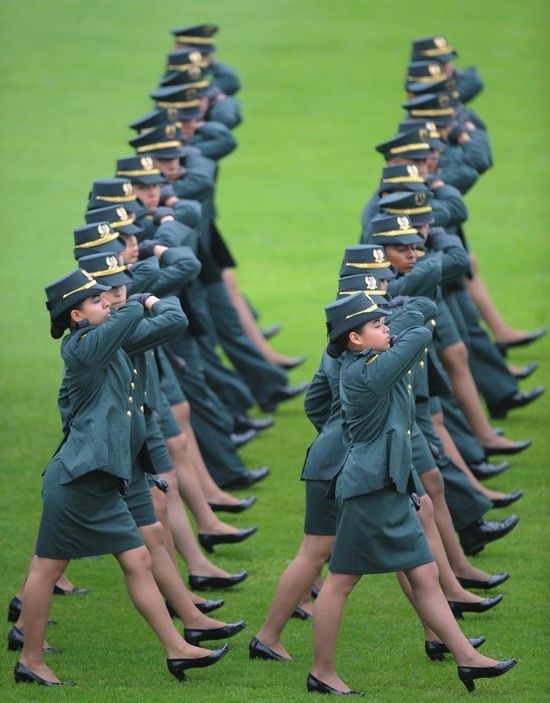 Girls in military school of Colombia (13 pics)