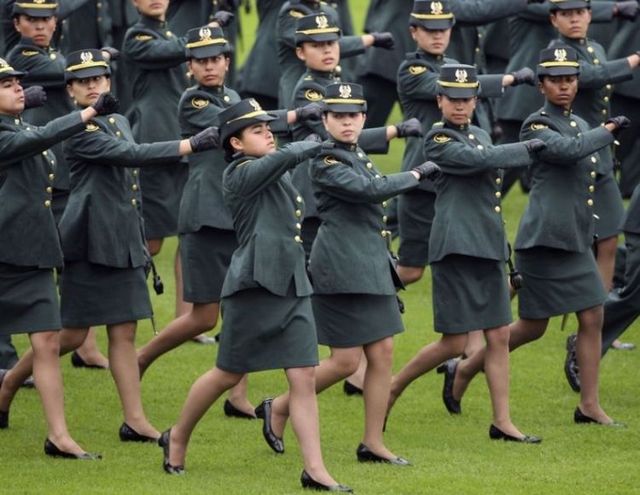 Girls in military school of Colombia (13 pics)
