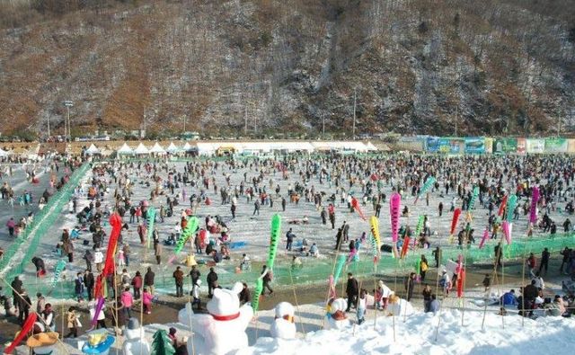 Ice Fishing Festival In South Korea (13 pics)