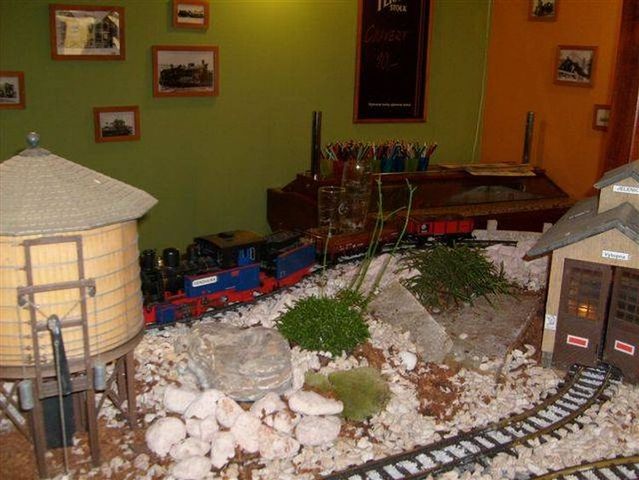 A restaurant with trains (10 pics)