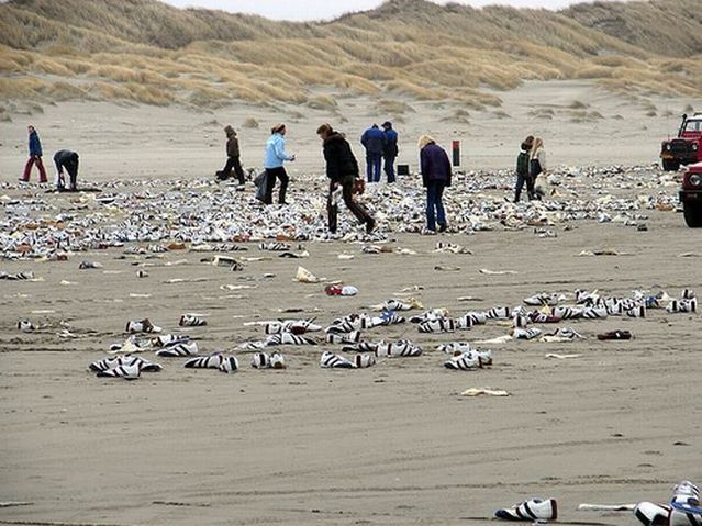 Lots of sneakers on the shore (33 pics)