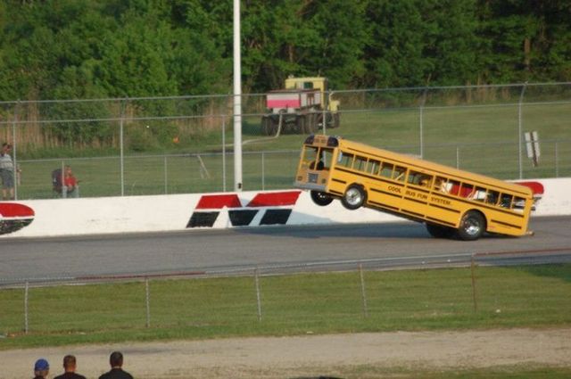 Drag-Racing Buses (6 pictures + 3 videos)