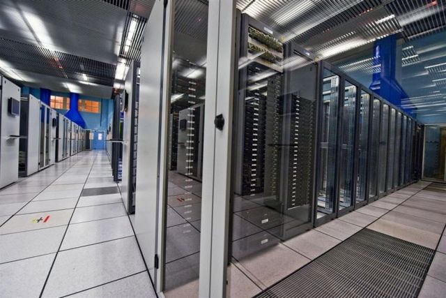 What is inside of a computer data centre? (30 pics)