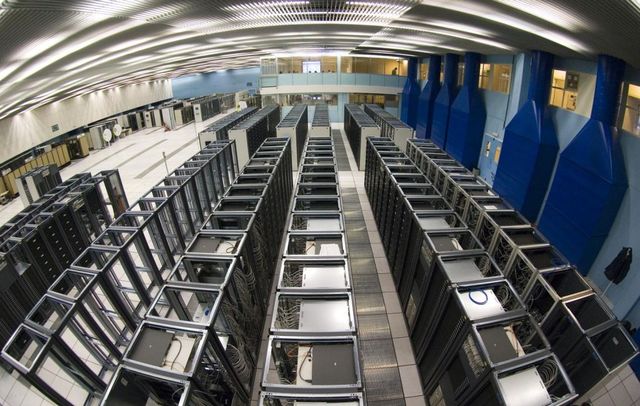 What is inside of a computer data centre? (30 pics)