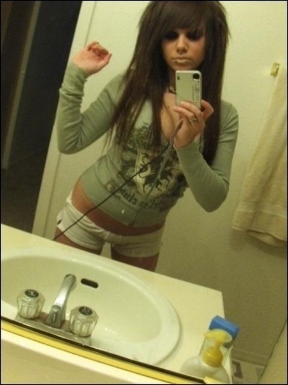 Emo girls (17 pics)