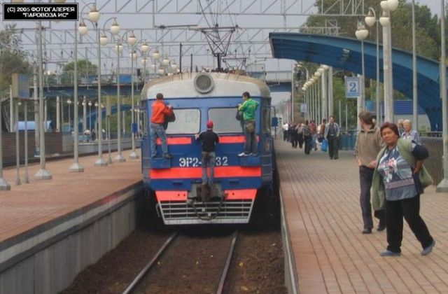 How do they take a train in Russia (17 pics)