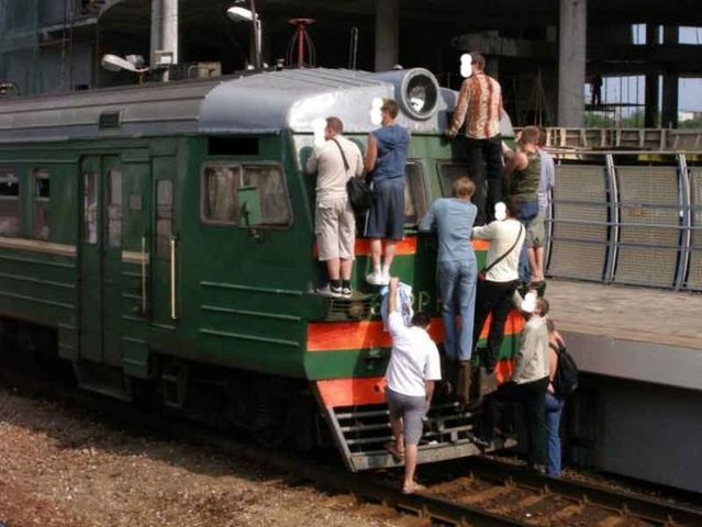 How do they take a train in Russia (17 pics)