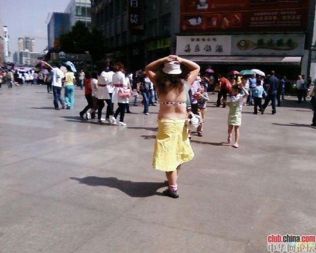 The girl was walking in the street ... in China (6 pics)