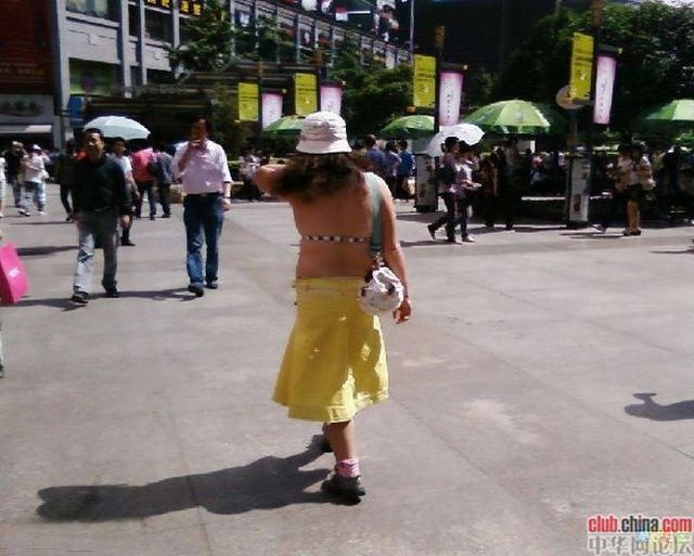The girl was walking in the street ... in China (6 pics)