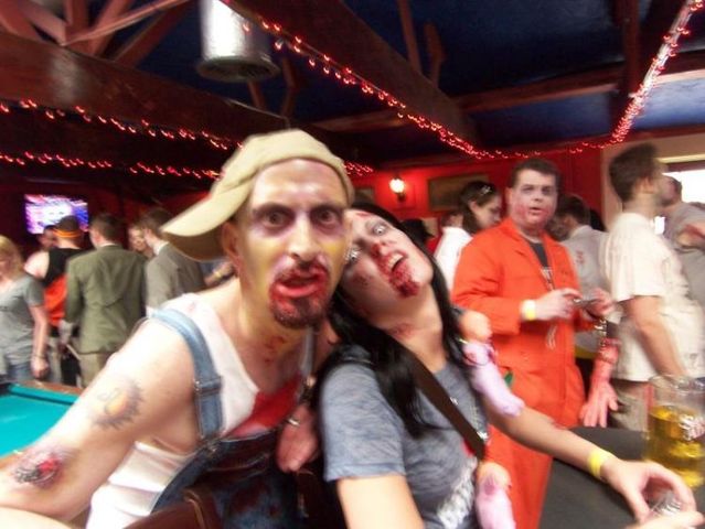 Zombie Pub Crawl 2009 (51 pics)