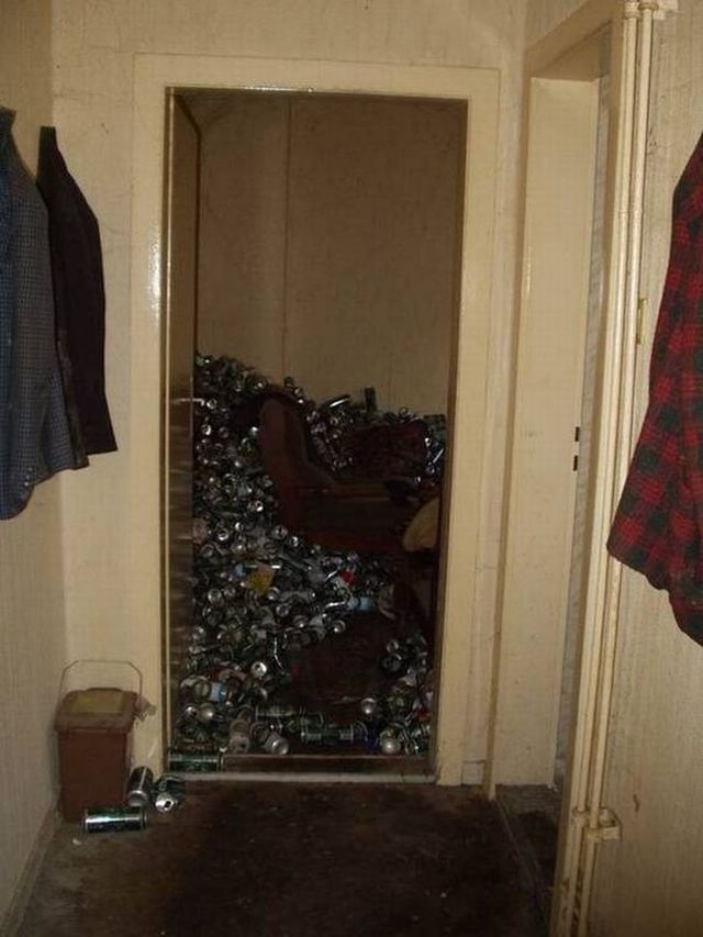 Apartment of a drunkard (13 pics)