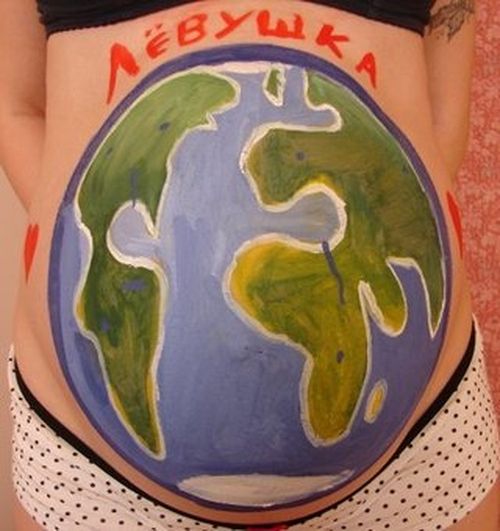 Funny drawings on pregnant women’s bellies (22 pics)