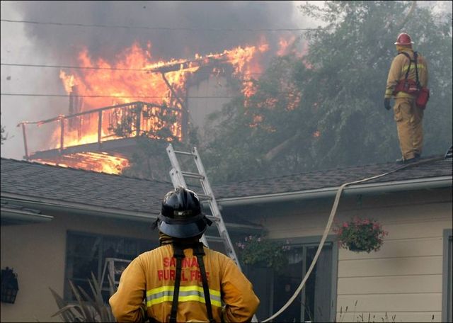 Fierce winds fuel Southern California wildfires (28 pics)