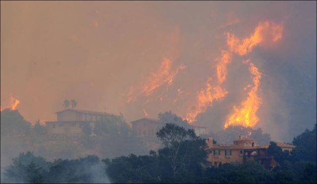 Fierce winds fuel Southern California wildfires (28 pics)