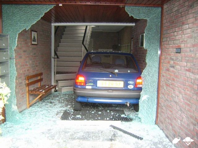 Old lady crashed into an apartment building! (18 pics)