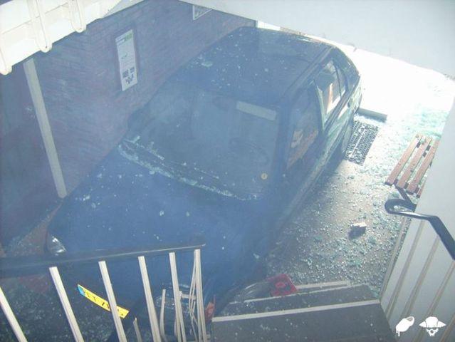Old lady crashed into an apartment building! (18 pics)