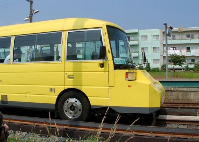 Bus that moves along a rail track (14 pics)