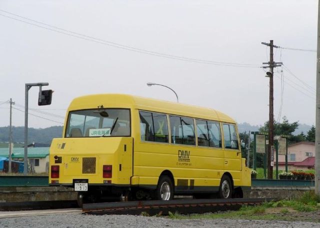 Bus that moves along a rail track (14 pics)