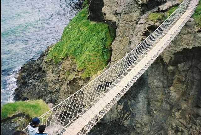 Selection of the most dangerous rope hanging bridges in the world (36 pics)
