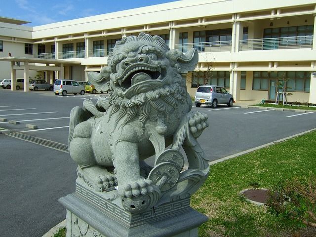 Very interesting lion statue (4 pics)