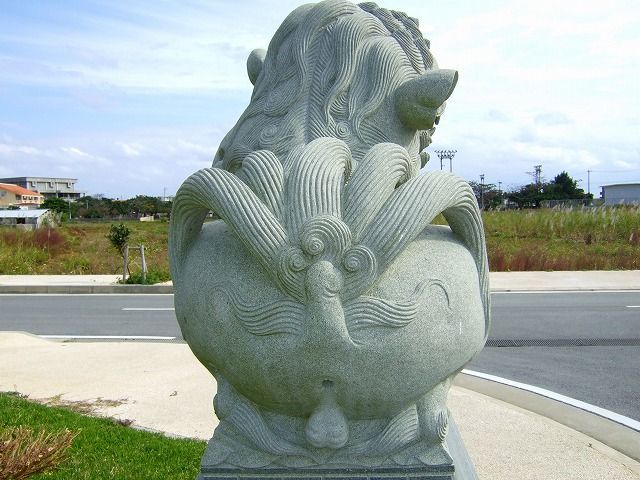 Very interesting lion statue (4 pics)