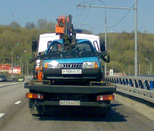 How tow trucks transport vehicles in Russia (5 pics)