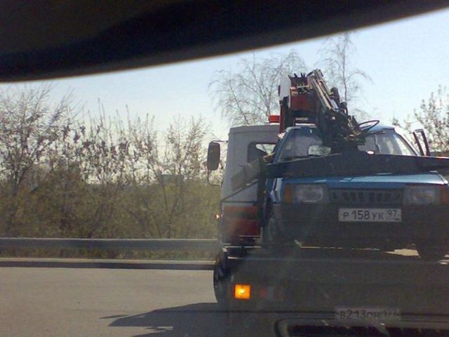 How tow trucks transport vehicles in Russia (5 pics)