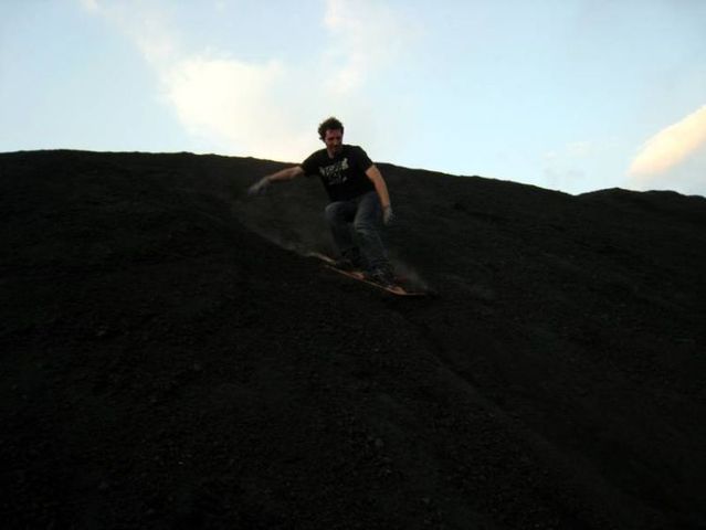 Volcano boarding (18 pics)