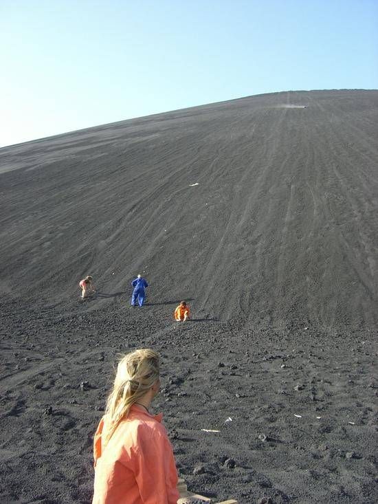Volcano boarding (18 pics)