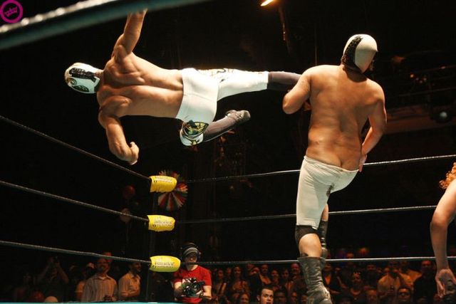 Mexican wrestlers! (19 pics)