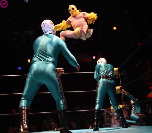 Mexican wrestlers! (19 pics)