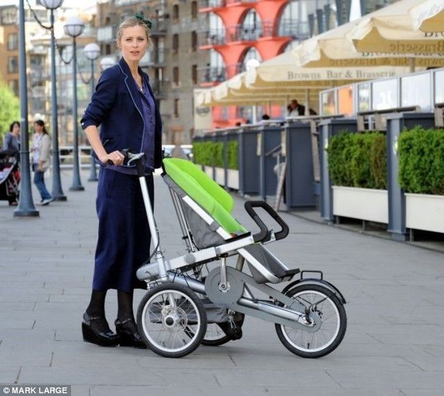 A stroller with a secret (7 pics) 
