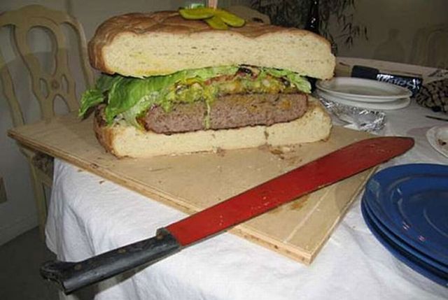 How to prepare a huge burger (16 pics)