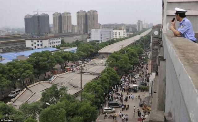 Road collapse in China (14 pics)