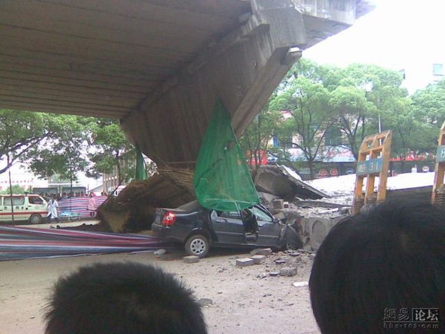 Road collapse in China (14 pics)