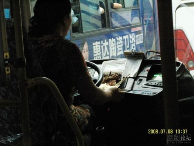 Lunch of a Chinese bus driver (3 pics)
