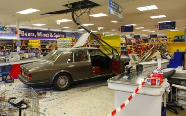 He « entered » in a supermarket on a Rolls-Royce (5 pics)