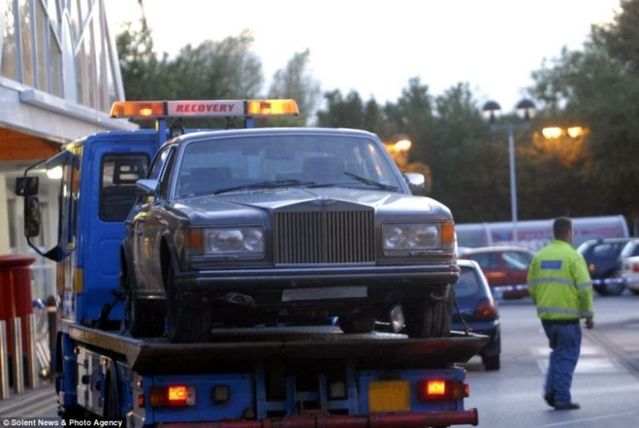 He « entered » in a supermarket on a Rolls-Royce (5 pics)