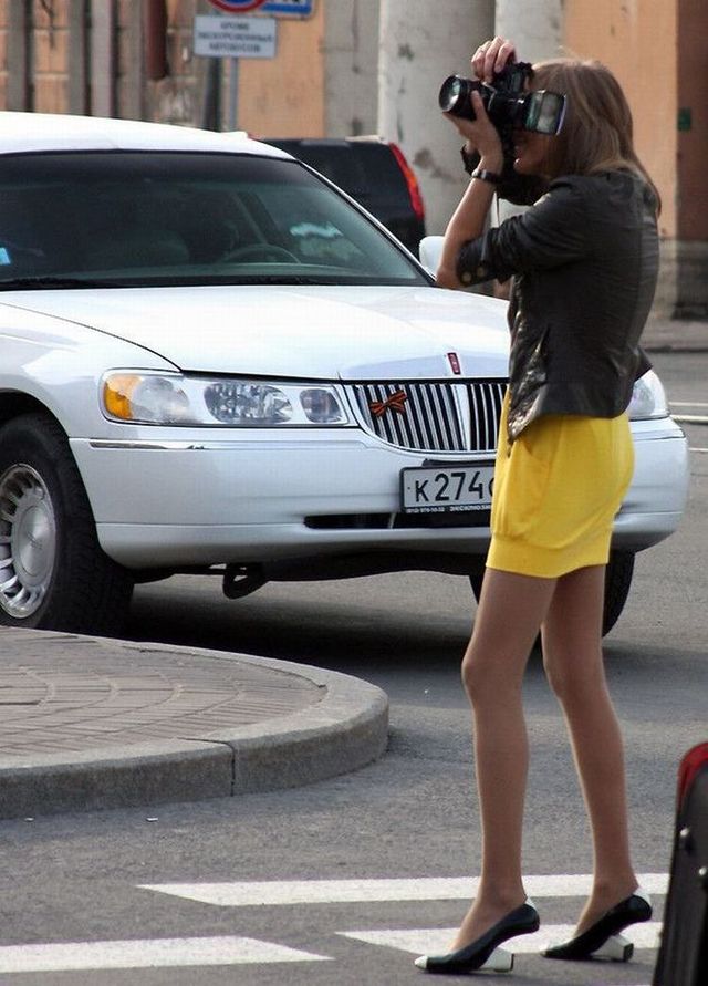 Photographer in a yellow skirt (7 pics) 