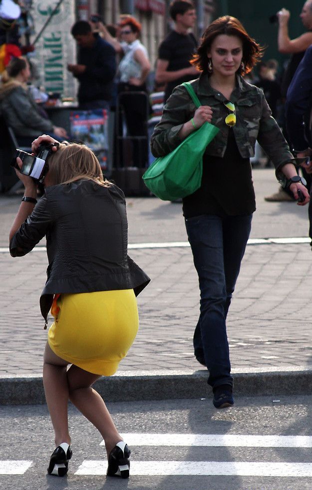 Photographer in a yellow skirt (7 pics) 