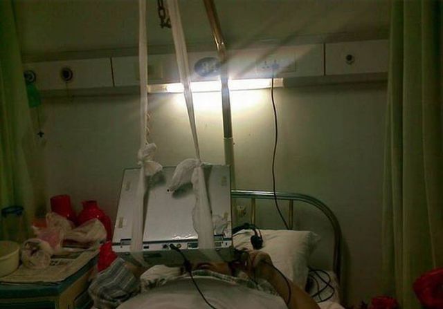 How to go on the internet if you're in bed in a hospital (4 pics)