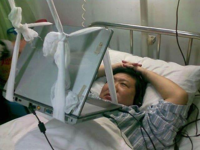 How to go on the internet if you're in bed in a hospital (4 pics)